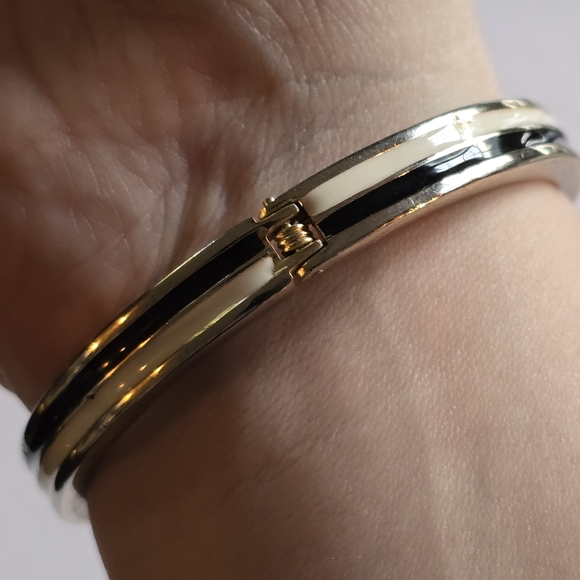 Enamel bracelet off white color and black bangle clamper style gold tone - Picture 3 of 9